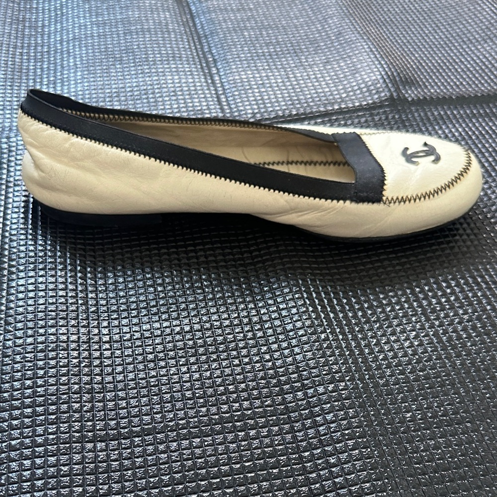 CHANEL Cream and Black Leather Ballet Flats - Picture 4 of 11
